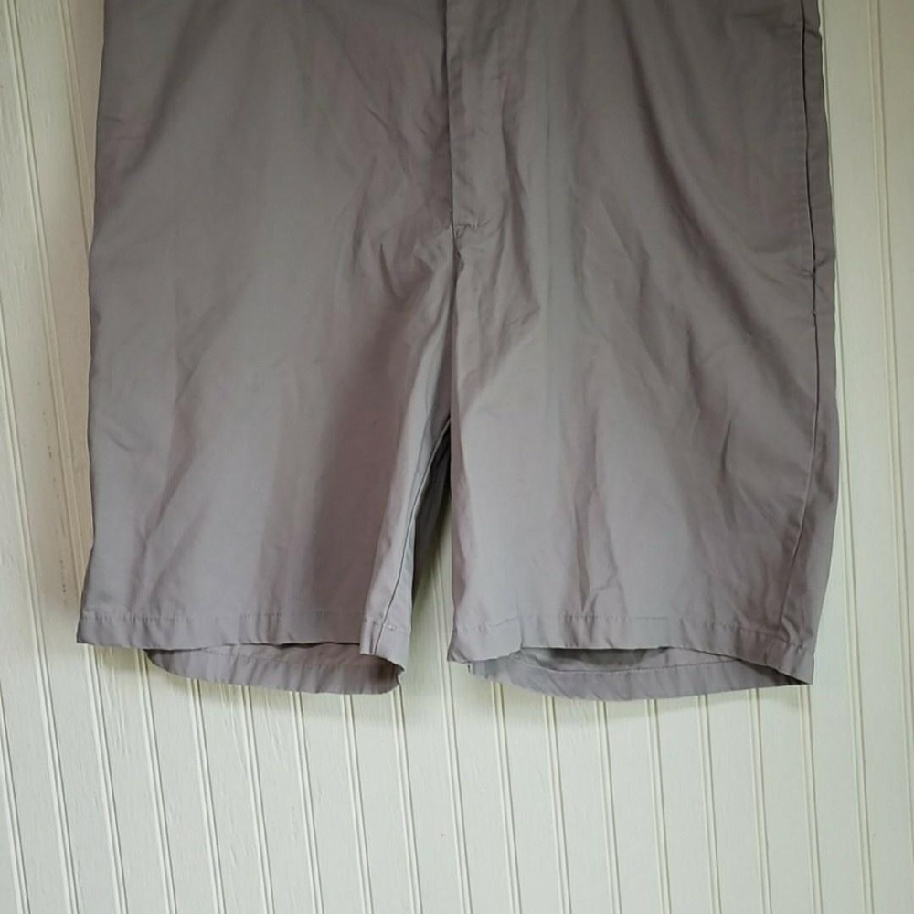 Greg Norman Golf Chino Shorts Mens 40 Beige 100% Cotton Flat Front 12 Inseam